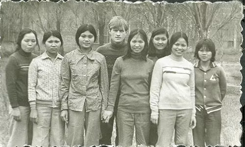 Thầy Aleksandr và những học sinh Việt Nam năm xưa.( Ảnh FB Hoài niệm Liên xô)