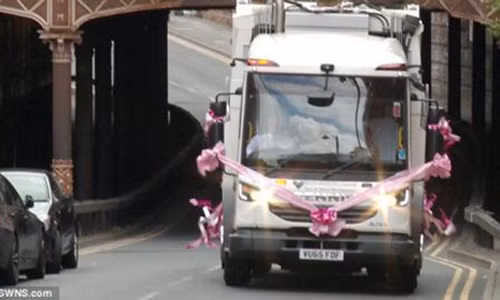 Sung sot co dau dung xe cho rac lam xe hoa