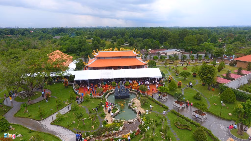 Công trình nhà thờ Tổ của Hoài Linh gồm các hạng mục nhà thờ chính, nhà thợ phụ, nhà nghỉ cho người thăm viếng ở lại qua đêm và nhiều tiểu cảnh, cây cảnh... Sau 2 năm xây dựng, nhà thờ Tổ đã hoàn thiện dù trước đó gặp không ít trục trặc về pháp lý. Từ ngày 11/9, danh hài đã khánh thành công trình nhưng phải đợi đến 12/9 vào đúng dịp giỗ Tổ nghề, anh mới mở cửa cho đồng nghiệp và người dân đến tham quan. 