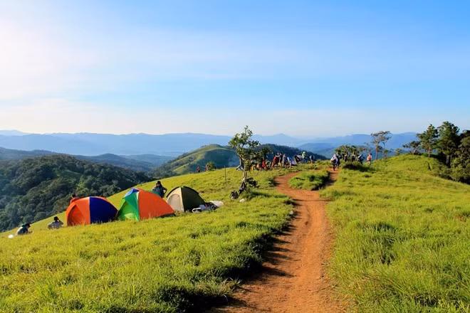 Cắm trại qua đêm trên những ngọn đồi: Sẽ không khó để tìm một quả đồi đẹp, bằng phẳng để hạ lều, cắm trại qua đêm ở đây. Tuy nhiên bạn cần phải hỏi tour guide hoặc porter để họ mách cho bạn biết ngọn đồi nào đẹp, thích hợp hạ trại và ngắm bình minh đẹp nhất trên cung đường. Qua đêm trên đồi cỏ, bạn có thể ngắm sao trời và thưởng không khí mát lạnh.