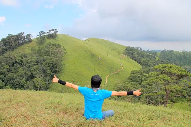 Trượt chân trên đồi cỏ: Mùa mưa, Tà Năng đón những cơn mưa bất chợt, lúc nặng hạt, lúc lất phất bay trong gió nhẹ, đủ để làm ướt áo và lạnh. Cơn mưa khiến đồng cỏ xanh rì, cánh rừng thông bạt ngàn, cỏ cây um tùm, đường mòn cũng lầy lội và trơn trượt hơn. Những lúc xuống dốc, nếu không cẩn thận, giày bám không chắc là trượt chân té ngay.
