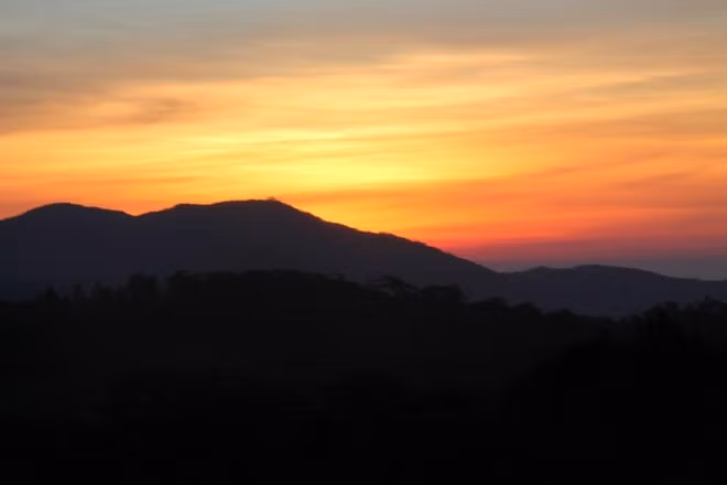 Ngắm bình minh từ cửa lều: Bình minh ở Tà Năng - Phan Dũng thật đẹp và mộng mị. Sáng 5h “bò” ra cửa lều, bạn sẽ thức dậy ở một nơi khác, nơi đó có bạn và đồng đội cùng chinh phục niềm đam mê, cùng thưởng lãm ánh bình minh rực hồng.