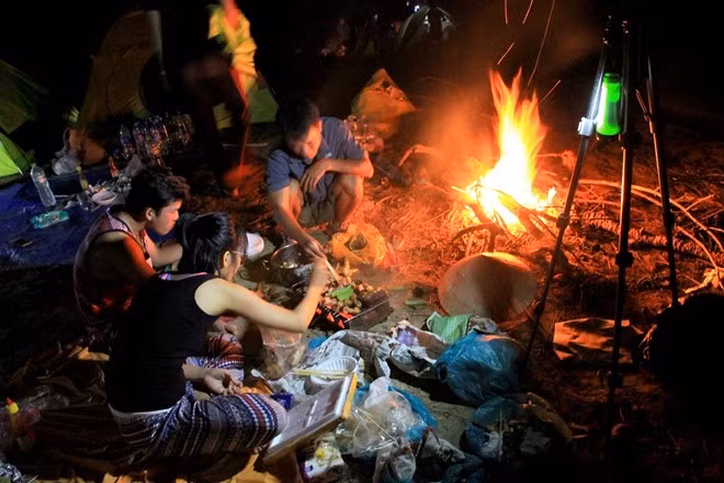 Nấu cơm, nướng thịt thơm cả một ngọn đồi: Ánh lửa trại bập bùng, chúng tôi không náo nhiệt, nhảy múa ca hát như ở xứ cồng chiêng Tây Nguyên, đổi lại phải chuẩn bị xoong nồi nấu cơm, nấu cháo, nấu mì tôm hoặc sang hơn bữa tiệc thịt nướng... Chúng tôi quây quần bên nhau những những anh em, đồng đội, cùng chia nhau chén cơm, miếng thịt, cái bánh, ly rượu… dù trước đó ai nấy nhìn nhau đều không quen.