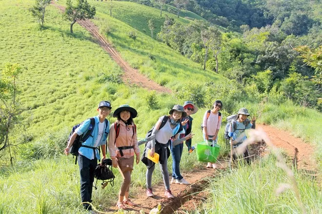 Kết giao cùng các đoàn khác: Việc kết giao và giao lưu với nhiều đoàn khác trong chuyến đi sẽ giúp bạn và đoàn của mình gặp vô vàn điều thuận lợi. Chén rượu cay nồng, trái cây, miếng bánh hay cái bắt tay, nói chuyện sẽ giúp bạn kết giao thêm nhiều bạn mới, để mỗi khi hết nước, lạc đường, mệt mỏi, bạn luôn được nhiều người sẵn sàng giúp đỡ.