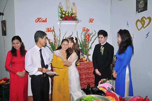 “Trước khi quen Josh, chưa bao giờ mình có ý nghĩ sẽ lấy chồng Tây để được đi nước ngoài. Mình cũng quen vài người bạn lấy chồng Mỹ và tất cả khi sang Mỹ cũng đều phải lao động, làm việc để kiếm sống. Nhiều người khi biết mình yêu và cưới Josh chỉ trong 3 tháng đã nói với mình rằng cẩn thận coi chừng bị lừa nhưng mình biết tình cảm của chúng mình là chân thành. Mình yêu anh ấy và tin tưởng anh ấy vì anh ấy rất hiền lành, tử tế và ngọt ngào”, Thúy An tâm sự.