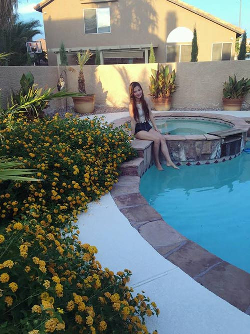 Cô gái trẻ chụp hình trong vườn nhà tại Mỹ.