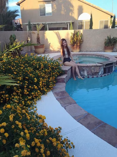 Cô gái trẻ chụp hình trong vườn nhà tại Mỹ.