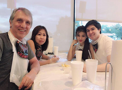 Cuộc sống hạnh phúc bên trời Tây của cô gái Việt Đến bây giờ đã được hơn nửa năm theo chồng Tây về Las Vegas chung sống cùng gia đình anh, cô gái trẻ Thúy An cho biết càng ngày cô càng cảm thấy quyết định lấy Josh của mình là đúng đắn. “Trước khi qua đây mẹ mình rất lo lắng cho mình vì sợ mình không thích nghi được với cuộc sống ở đây. Vậy nhưng đến giờ mình đã sống được 7 tháng và không gặp bất cứ khó khăn nào. Bố mẹ Josh rất tốt và thương mình. Thời gian đầu mình không quen ăn đồ Mỹ, mẹ chồng mình luôn nấu riêng cơm và đồ ăn Việt cho mình. Bố chồng thì luôn tình cảm, hỏi thăm xem mình có cần gì hay gặp khó khăn gì không. Bố mẹ thậm chí còn tự tay tổ chức sinh nhật cho mình”, Thúy An hạnh phúc khoe.