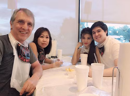 Cuộc sống hạnh phúc bên trời Tây của cô gái Việt Đến bây giờ đã được hơn nửa năm theo chồng Tây về Las Vegas chung sống cùng gia đình anh, cô gái trẻ Thúy An cho biết càng ngày cô càng cảm thấy quyết định lấy Josh của mình là đúng đắn. “Trước khi qua đây mẹ mình rất lo lắng cho mình vì sợ mình không thích nghi được với cuộc sống ở đây. Vậy nhưng đến giờ mình đã sống được 7 tháng và không gặp bất cứ khó khăn nào. Bố mẹ Josh rất tốt và thương mình. Thời gian đầu mình không quen ăn đồ Mỹ, mẹ chồng mình luôn nấu riêng cơm và đồ ăn Việt cho mình. Bố chồng thì luôn tình cảm, hỏi thăm xem mình có cần gì hay gặp khó khăn gì không. Bố mẹ thậm chí còn tự tay tổ chức sinh nhật cho mình”, Thúy An hạnh phúc khoe.