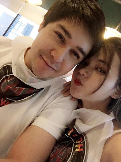 Để Thúy An thêm phần yên tâm vào sự nghiêm túc của mình, Josh đã sắp xếp cho Thúy An và cả mẹ của Thúy An trò chuyện điện thoại với mẹ John. “Trong thời gian nói chuyện, mình cũng được biết Josh có một nửa dòng máu Việt vì mẹ anh là người Việt. Anh sắp xếp cho mình trò chuyện với mẹ anh. Mình có thể cảm nhận được mẹ anh rất gần gũi, thân thiết và tình cảm. Mặc dù anh đã hơn 30 tuổi nhưng mẹ anh vẫn lo lắng và che chở cho anh. Mẹ anh nói cảm thấy lo lắng khi để anh lần đầu tiên về Việt Nam một mình. Và cũng để mẹ mình cảm thấy yên tâm để mình đi gặp anh khi anh qua Việt Nam, nên mẹ anh gọi điện thoại trò chuyện với mẹ mình thường xuyên. Hai bà mẹ nhanh chóng đồng cảm, tâm sự mỗi ngày và trở thành bạn”.