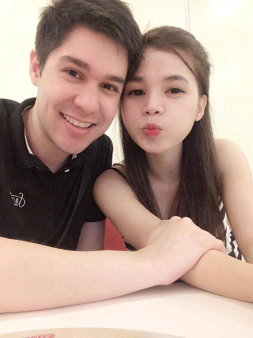 Mới trò chuyện 7 ngày, chàng đã đòi bay từ Mỹ về gặp nàng Josh và Thúy An nhanh chóng kết thân bởi nhiều sự tương đồng trong cách suy nghĩ và sở thích. Cặp đôi nói chuyện liên tục với nhau qua mạng và sau đó 1 tuần, Thúy An ngỡ ngàng khi nghe Josh tuyên bố sẽ đặt vé máy bay về Việt Nam thăm cô. “Khi anh ấy nói sẽ bay về tận Việt Nam để gặp mình mặc dù cả hai mới chỉ trò chuyện được 7 ngày, mình đã rất ngạc nhiên, cũng có phần lo lắng. Tuy nhiên Josh trấn an mình rằng mình cứ xem anh ấy như một người bạn bình thường thôi. Chúng mình tuy mới chỉ trò chuyện vài ngày nhưng đã thấy hợp và hiểu nhau như quen từ rất lâu rồi”.