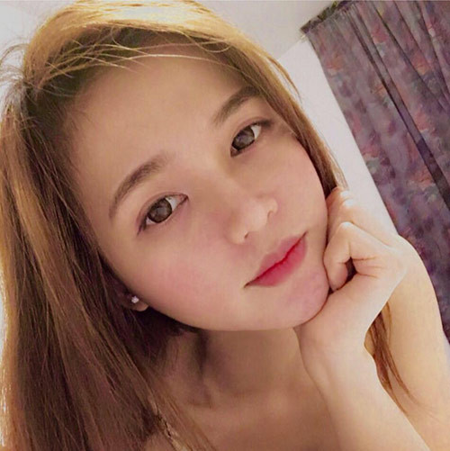 Quen nhau qua trang web hẹn hò 29 tuổi, sở hữu vóc dáng thon gọn cũng gương mặt đúng chuẩn hotgirl, vậy nhưng 8x xinh đẹp Thúy An, cô gái trẻ từng sống tại TP.HCM lại có rất ít mối tình bởi quá bận rộn với công việc. Làm bà chủ của một spa chăm sóc sắc đẹp, Thúy An tâm sự, phần lớn thời gian của cô là quanh quẩn ở spa để trực tiếp chăm sóc cho khách hàng, có những khi cả tháng không ra ngoài đi chơi. Thấy Thúy An quá mải mê với công việc mà quên đi cả chuyện yêu đương hẹn hò, em họ của cô nàng đã quyết định “mai mối” cho chị gái bằng cách đăng ảnh của Thúy An lên một trang web hẹn hò với người nước ngoài.