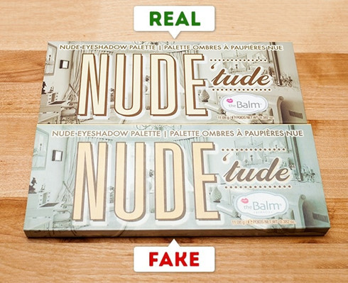 Chú ý bao bì Một vài sản phẩm giảm giả lỗi đến nỗi ai cũng nhận ra sự khác nhau giữa chúng và hàng thật. Nhưng cũng có rất nhiều hàng nhái tinh vi, vượt qua nhận thức của bạn nên rất khó để phân biệt. Cách chắc chắn để bạn có sản phẩm chính hãng là vào webside của hãng để so sánh hình ảnh thực và giả. Thậm chí những lỗi nhỏ nhất như phông chữ, màu sắc, cỡ bao bì, hay cân nặng của sản phẩm cũng là dấu hiệu hàng giả. Tất nhiên, cân chúng tại cửa hàng không phải là ý hay, nhưng bạn có thể cầm chúng lên tay và cố nhận biết hàng dởm. Nếu sản phẩm nhẹ tênh, bạn có thể tin mình đang cầm một bản sao trong tay.