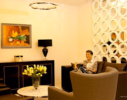 Những đường nét kiến trúc trong căn hộ đa phần là hình khối vuông vức, màu sắc của các vật dụng cũng tuân theo phong cách thiết kế này. Đặc biệt, các không gian chức năng khác như phòng ngủ, phòng làm việc, phòng tắm, bếp, phòng ăn… được bố trí liên hoàn vừa mang lại sự thoải mái, tiện nghi khi sử dụng vừa dễ sắp xếp đồ đạc, trang trí tranh ảnh, đồ lưu niệm trong các chuyến lưu diễn của chủ nhân.