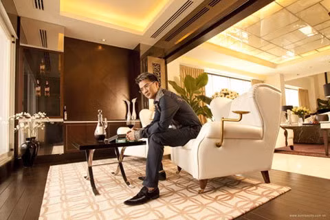 Ngoài căn biệt thự trắng xa hoa ở quận 10, TP.HCM, Đàm Vĩnh Hưng còn sở hữu một căn hộ penthouse trị giá 5 triệu USD (tương đương 105 tỷ đồng) tại Sunrise City. Penthouse có tổng diện tích sử dụng khoảng 700m2 chưa kể đến khu sân vườn trên cao.