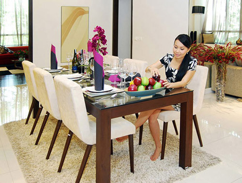 Với kiến trúc châu Á đương đại, phòng khách, phòng ăn, phòng bếp đều thông với nhau, căn hộ gia đình nữ ca sĩ "Chim sáo mồ côi" luôn luôn ấm cúng và thoáng đãng. Bộ bàn ghế ăn cũng cùng tông màu với bộ ghế sofa khiến căn hộ trở nên hài hòa.