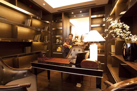 Việc phối hợp khéo léo giữa tông màu trầm, sậm của đồ nội thất được làm bằng gỗ và tông màu sáng của tường và đá marble một cách hợp lý đã tạo nên sự hài hòa cho không gian rộng lớn của penthouse mà ông hoàng nhạc Việt đang sở hữu.