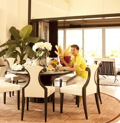 Toàn bộ tầng dưới của penthouse dành để thư giãn, nghỉ ngơi và sinh hoạt chung với phòng khách sang trọng, bàn ăn cao cấp cùng khu vực bếp với quầy bar thiết kế rất hiện đại và cả khu thư giãn, khu Cigar.