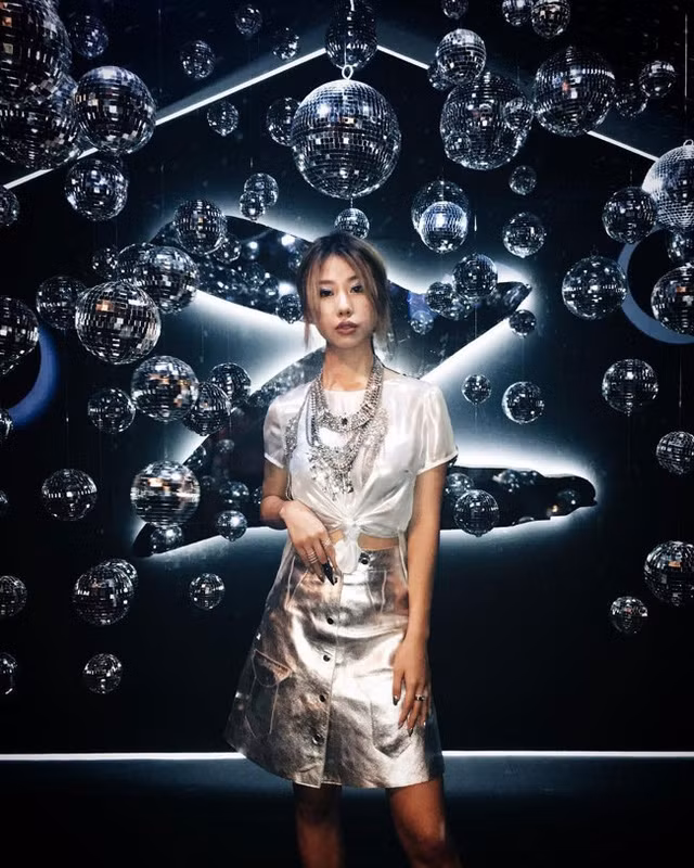 Vẻ đẹp cuốn hút, nhiều nét khác biệt của Mae Tan là lợi thế để thực hiện những bộ ảnh nghệ thuật "chất lừ". Mae Tan khá chuộng đồ đen. Trên Instagram, cô thường xuyên diện những bộ đồ cá tính có màu sắc này.