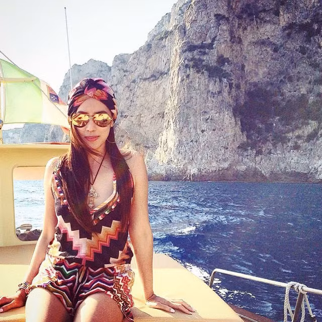 Cô nàng là con gái của lãnh đạo cấp cao tập đoàn truyền thông lớn nhất Singapore. Trên Instagram, cô thường xuyên khoe những chuyến du lịch xa xỉ và những món đồ hàng hiệu.