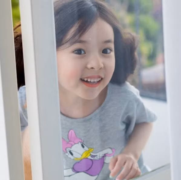  Thiên thần nhí gây ấn tượng với đôi mắt to tròn và làn da trắng không tì vết.