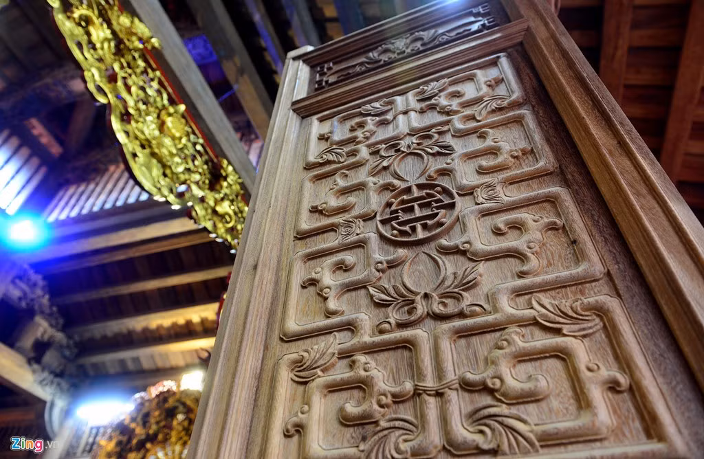 Những tấm cửa phía trước đều được chạm khắc nhiều chi tiết truyền thống. 