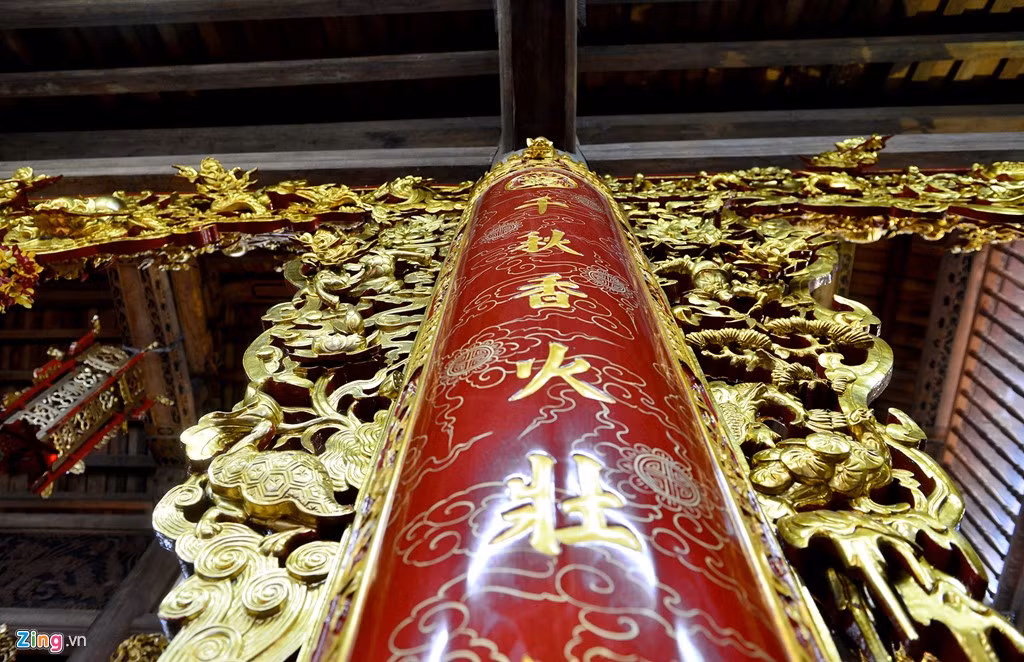 Hoành phi, câu đối trong gian thờ được sơn son thiếp vàng lộng lẫy. 