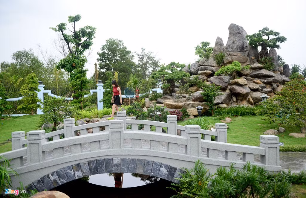 Tiểu cảnh núi đá, dòng suối, cây cầu cùng cây xanh được bố trí hài hòa, tạo cảm giác yên bình, thư giãn. 