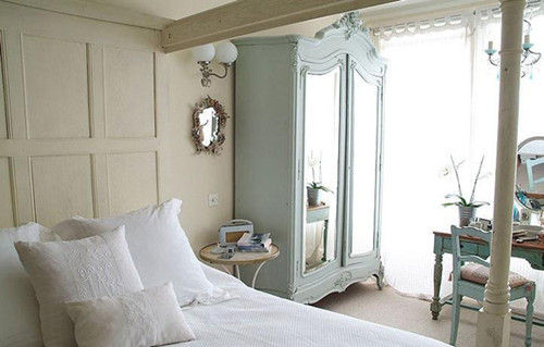 Phòng ngủ giản dị và trang nhã.