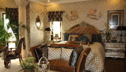 Phòng ngủ chính tiện nghi được thiết kế theo phong cách hoàng gia.