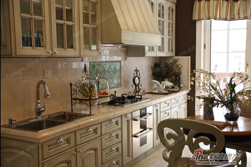 Phòng bếp hiện đại được phủ một màu trắng hoàn toàn tạo cảm giác sạch sẽ và rộng rãi.