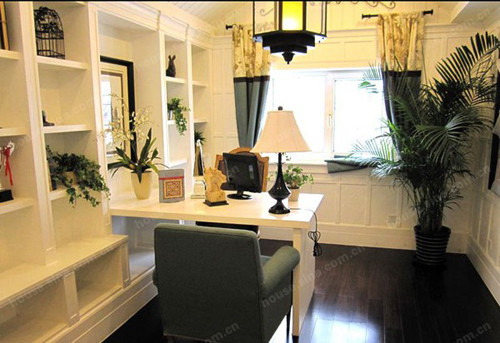 Phòng đọc sách màu trắng với nhiều cây cảnh tạo cảm giác thư thái và yên tĩnh.