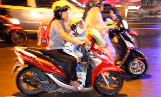 Đường về nhà mệt mỏi của những học sinh tiểu học sau khi tan trường.