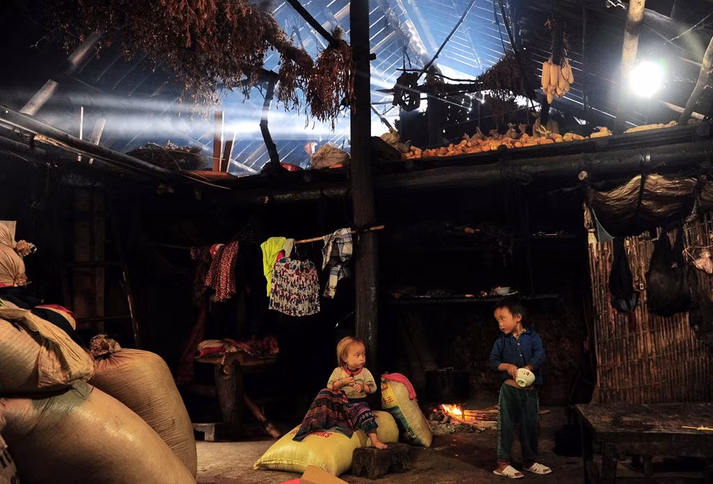 Một căn nhà của người Hà Nhì, với ngô trên gác bếp và những đứa trẻ sống hồn nhiên như cây cỏ.