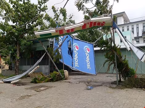 Bão quét qua khu vực hàng quán ven biển. Ảnh: C.Th