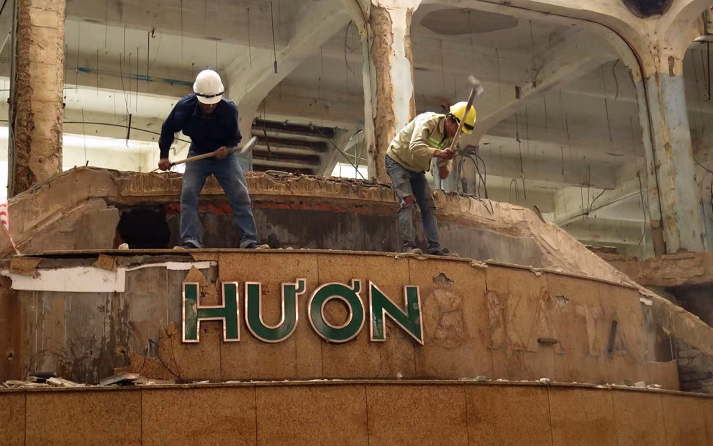 Trong sáng 12/10, một số công nhân bắt đầu tháo dỡ kết cấu thương xá.