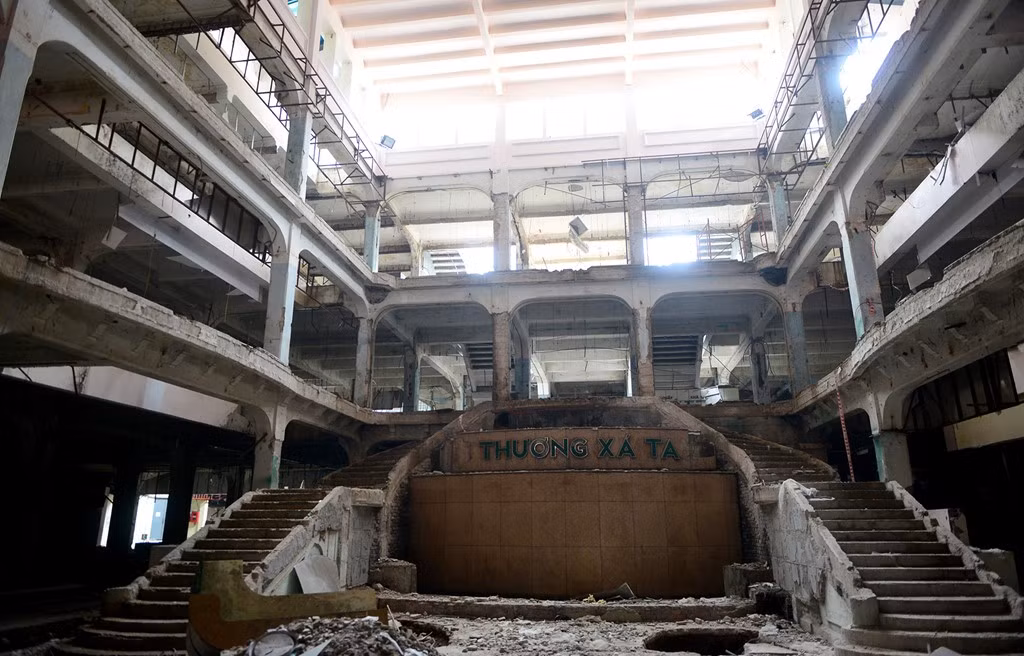 Từ năm 2010, UBND TP.HCM đã chấp thuận chủ trương cho Satra làm chủ đầu tư dự án xây dựng tòa nhà Dịch vụ văn phòng Khách sạn tại Thương xá Tax. Phục vụ dự án mới, các tiểu thương kinh doanh tại đây phải di dời từ trước ngày 30/9/2014, để bàn giao một phần mặt bằng xây nhà ga của tuyến metro số 1 đầu năm 2015.