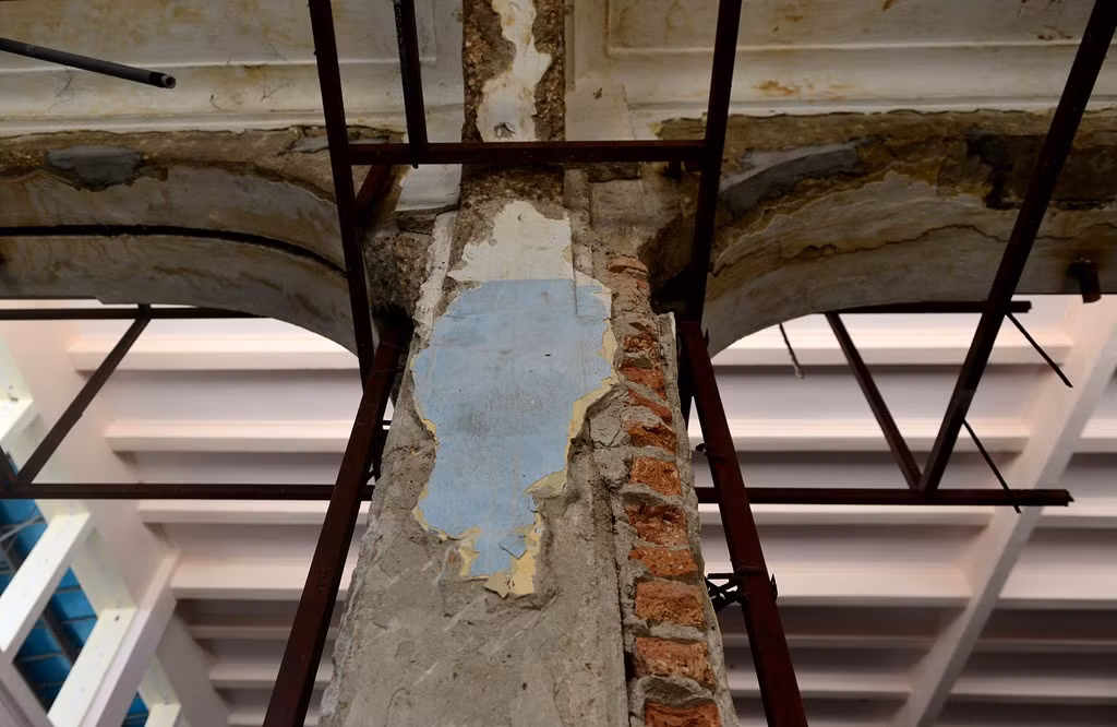 Những mảng trần, trụ cột, từng lớp tường, gạch, bêtông của tòa nhà đã tồn tại gần 140 năm.