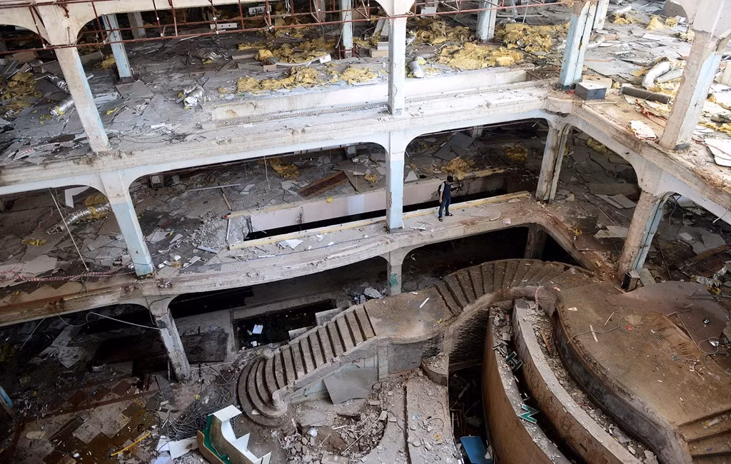 Nền nhà, cầu thang ngay lối vào có trang trí hoa văn bằng gạch mosaic, cầu thang xanh đã được bóc tách, tháo dỡ… Loại gạch mosaic sẽ được bảo trì nguyên trạng, các cầu thang xanh cũng được sửa chữa và phục dựng đúng với thời điểm năm 1924.