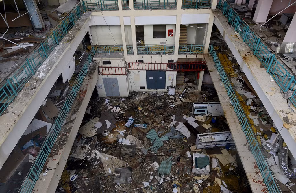 Ngày 30/9/2014, Thương xá Tax chính thức đóng cửa để cơ quan chức năng chuẩn bị công tác tháo dỡ nhiều hạng mục kiến trúc cổ có tuổi đời hơn trăm năm.