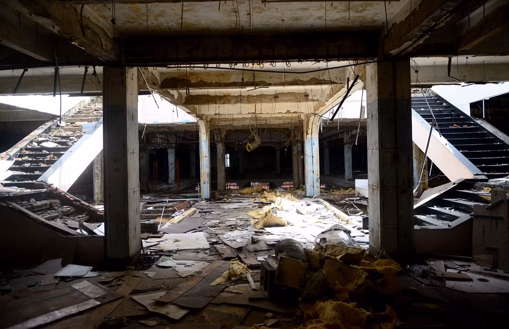 Vô số ván gỗ, mút xốp, dây điện... ngổn ngang.