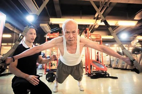 Cách đây 1 năm, ông Shen còn có thể chống đẩy 10 cái liên tiếp nhưng giờ đây, ông chủ yếu tập các động tác nhẹ hơn và phù hợp với độ tuổi của mình.