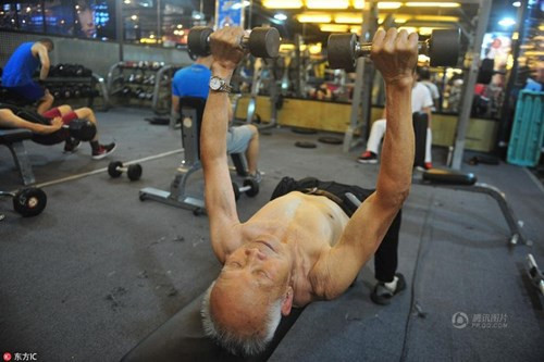 Chỉ khi đã già, ông Shen Hua mới nhận ra rằng việc tập thể dục sẽ giúp kéo dài tuổi thọ.