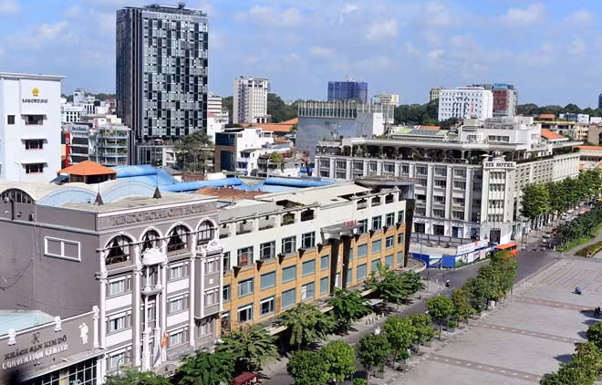 Những năm cuối thập niên 90 của thế kỷ 20, tòa nhà trở thành một trung tâm giao dịch thực sự, hàng hóa vô cùng phong phú, từ may mặc, mỹ nghệ đến những mặt hàng xa xỉ đều xuất hiện. Việc giao thương với người Nga rất được chú trọng nên thời kỳ này tòa nhà còn có một tên gọi khác là “chợ Nga”. Từ năm 1997, thương xá được giao cho Tổng công ty Thương mại Sài Gòn (SATRA) quản lý, lấy tên "Công ty bán lẻ tổng hợp Sài Gòn". Cũng thời điểm nay, trên giao lộ Nguyễn Huệ - Lê Lợi bắt đầu xuất hiện nhiều nhà cao tầng hiện đại. Ảnh: Lê Quân.