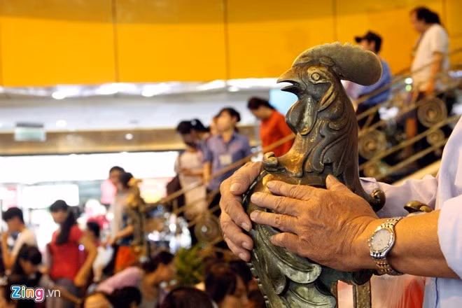 Vẫn biết để có được những công trình to đẹp, hiện đại hơn thì việc phá dỡ những công trình cũ là không tránh khỏi. Tuy vậy, tòa nhà đã trở thành biểu tượng quen thuộc và gắn bó với người dân bỗng chốc bị phá hủy khiến nhiều người xót xa, tiếc nuối. Ảnh: Nguyễn Quang - Hải An