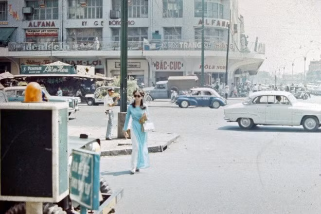 Từ tên ban đầu là Charner, Bonard, Thương xá Tax đổi tên thành Les Grands Magazins Charner (GMC) được xây dựng theo phong cách kiến trúc Pháp với những nét chấm phá mang đậm đường nét văn hóa Á Đông. Ảnh : Website Thương xá Tax