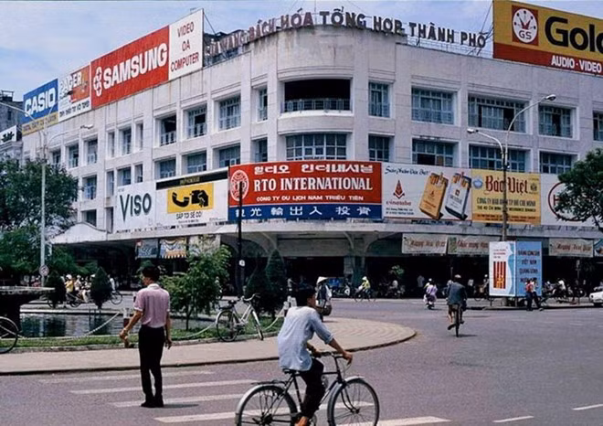 Giai đoạn 1980 - 1990, trên cơ sở sáp nhập Cửa hàng Phục vụ thiếu nhi và các quầy hàng chuyên doanh trong tòa nhà trước đó, tòa nhà lại được chuyển đổi thành cửa hàng bách hóa tổng hợp do Sở Thương nghiệp TP.HCM (nay là Sở Công Thương) quản lý. Đây là một trong những cửa hàng lớn nhất Việt Nam thời bấy giờ. Ảnh: Website Thương xá Tax.