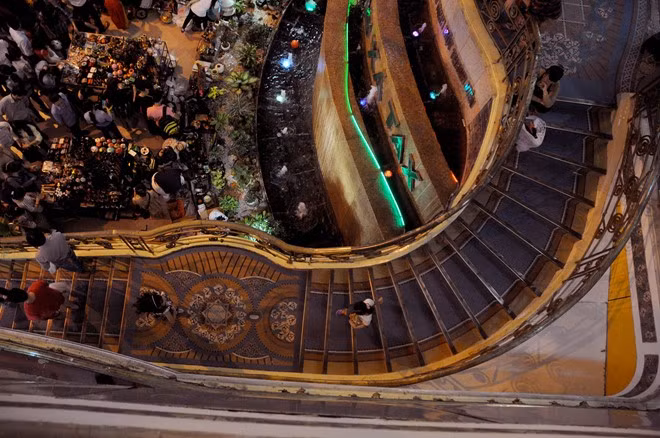 Dù qua nhiều lần nâng cấp, sửa chữa kể từ năm 1942 đến nay, nhưng Thương xá Tax gần như được giữ nguyên hiện trạng. Nơi đây được xếp vào danh sách 5 điểm mua sắm yêu thích nhất của TP.HCM. Tuy nhiên, nhiều năm nay, đối tượng phục vụ của thương xá này đã bình dân hơn. Người Sài Gòn đến đây không chỉ để mua sắm hàng hóa mà còn là nơi họ thư giãn, giải trí, nghe nhạc, ăn kem hay nhâm nhi những cốc cà phê và ngắm một phần phố phường sôi động. Ảnh: Lê Quân