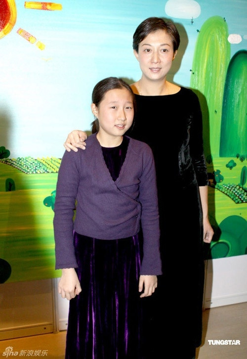 Nhìn lại tuổi thơ, Ngô Trác Lâm đã từng bị bạn bè bắt nạt và chế giễu vì là “con rơi” của người nổi tiếng. Chính vì thế, Ngô Trác Lâm nhiều lần Ngô Trác Lâm bỏ nhà và trốn học. Chính cô gái 15 tuổi này cũng tuyên bố: “Không có niềm tin vào bất cứ ai”. Khi được hỏi về người cha là minh tinh Hồng Kông, Ngô Trác Lâm cho hay không hề có tình cảm với Thành Long vì đối với ông, mẹ con cô chỉ là người qua đường.