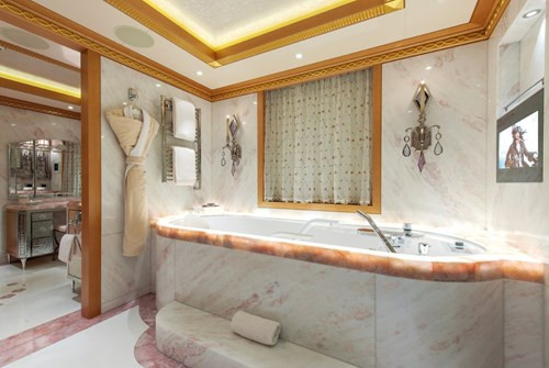 Bồn tắm cũng sang trọng không kém.